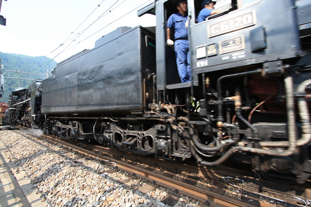 進行中のC57とC61の重連機関車の写真の写真