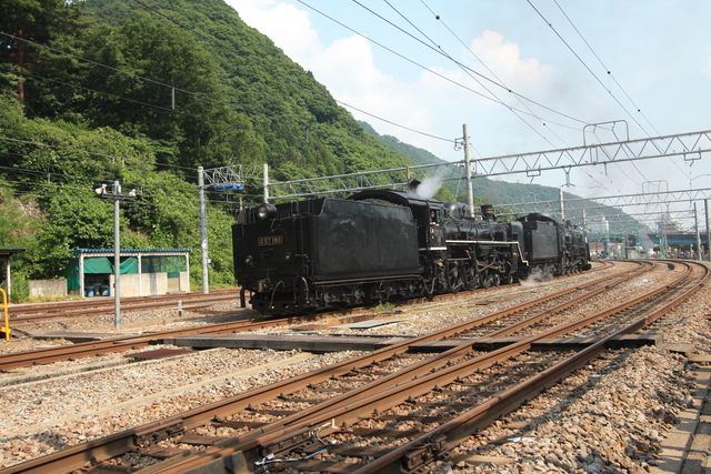 線路を入れ替えたC57とC61の重連機関車の写真の写真