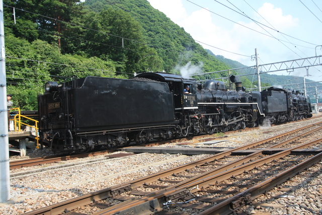 炭水車が共に大きいC57とC61の重連機関車の写真の写真