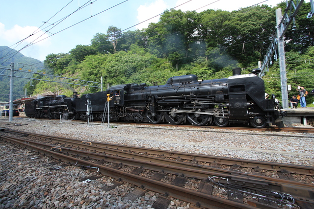 逆走するC57とC61の重連機関車の写真の写真