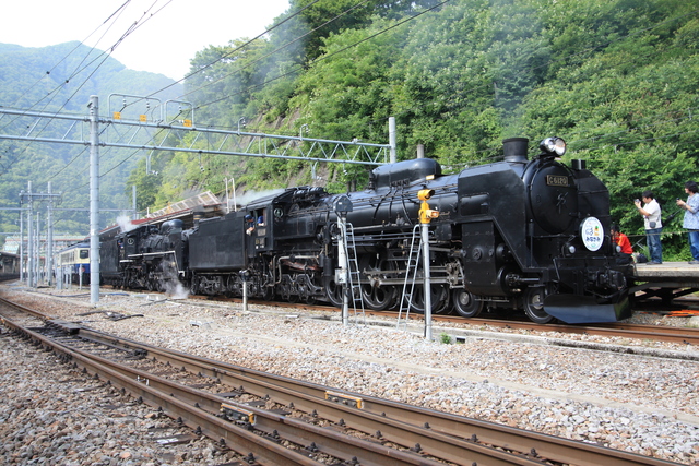 駅に停車中のC57とC61の重連機関車の写真の写真