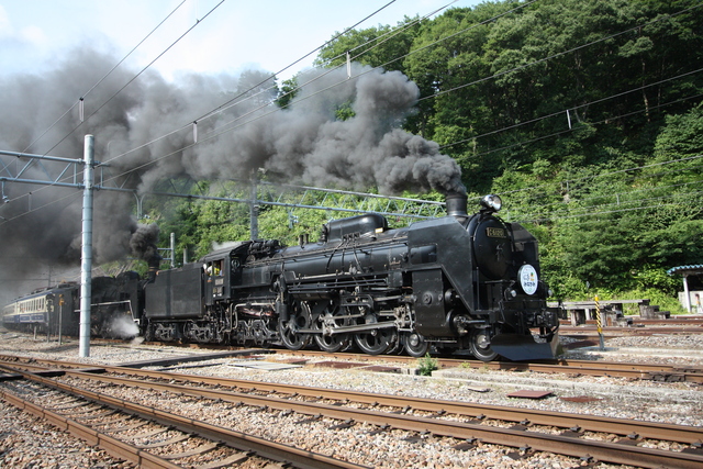力強く加速するC57とC61の重連機関車の写真の写真