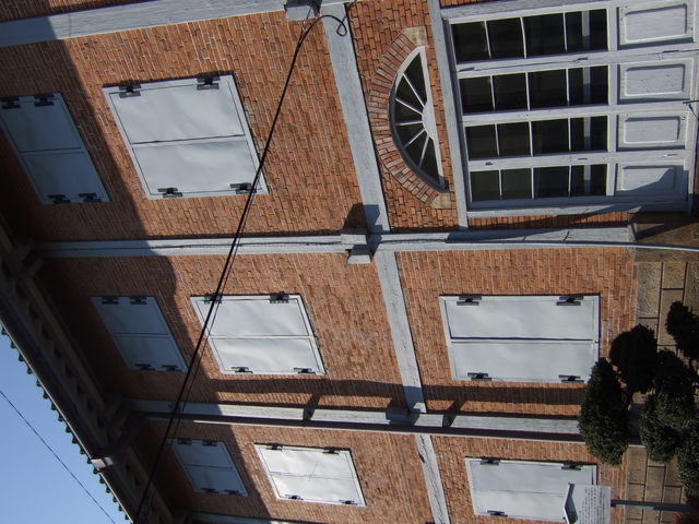 世界遺産暫定リスト・富岡製糸場と絹産業遺産群・窓が覆われている東繭倉庫の写真の写真