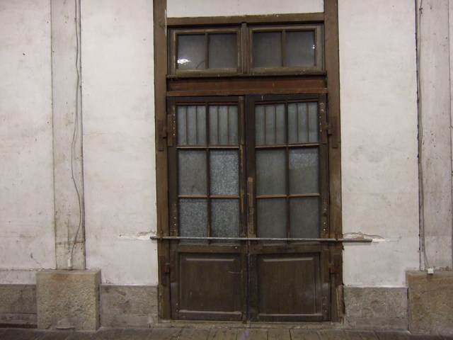 世界遺産暫定リスト・富岡製糸場と絹産業遺産群・内部からみるドアの写真の写真