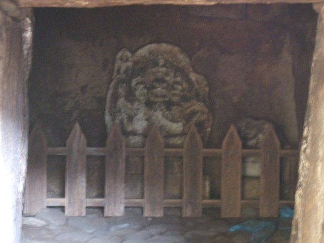 特別史跡・山上碑および古墳・古墳の内部に祭られている仏像の写真の写真