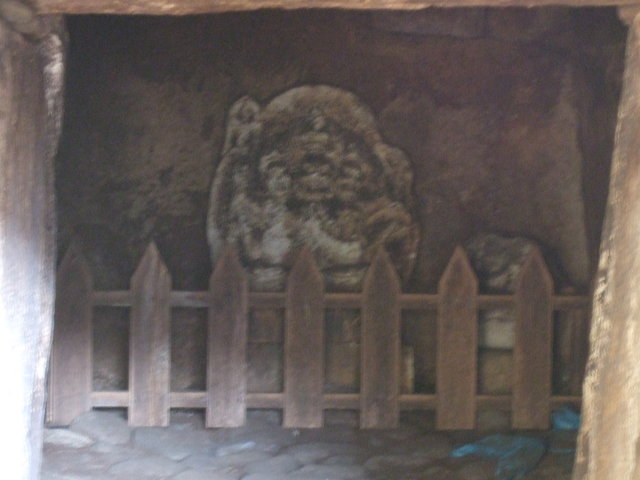 特別史跡・山上碑および古墳・古墳の内部に祭られている仏像の写真の写真