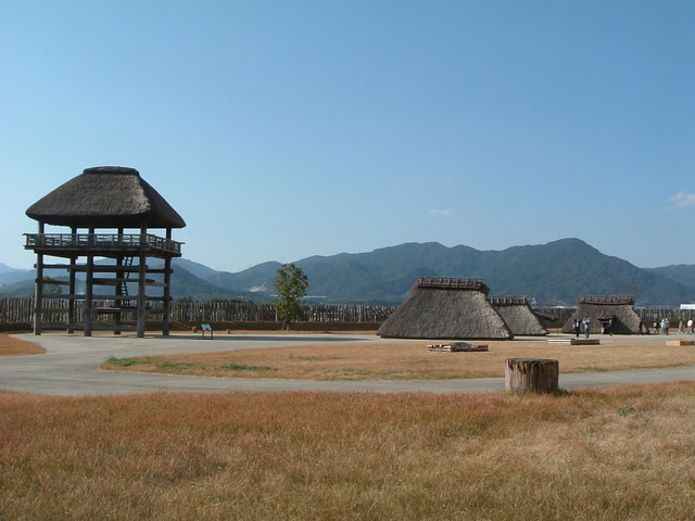 特別史跡・吉野ヶ里遺跡・南内郭の物見櫓と竪穴住居の写真の写真